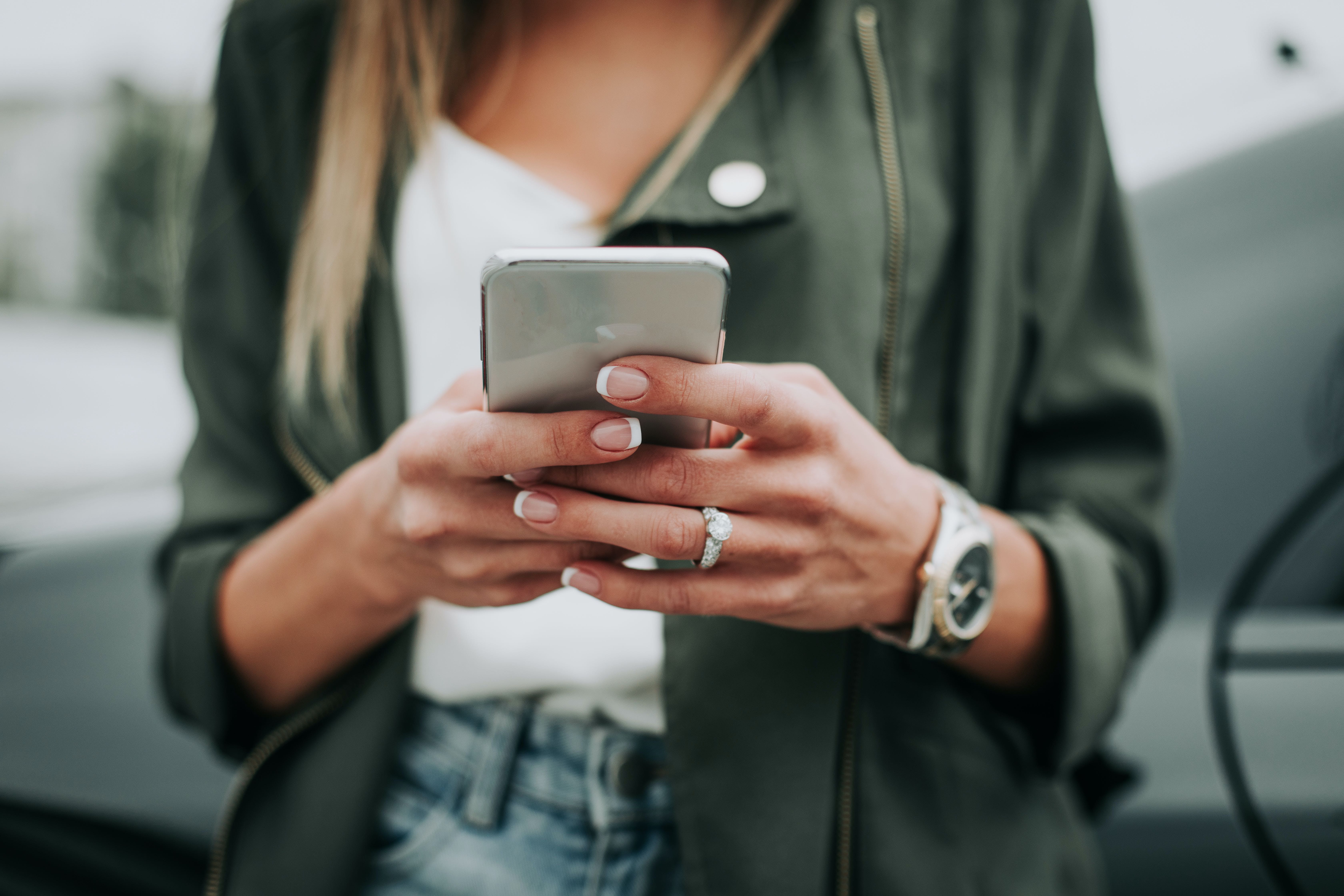 8af09e60 c524 4d8a bc0c 585efb326d28 Woman hand typing in the mobile outside 1098278352 6720x4480+4