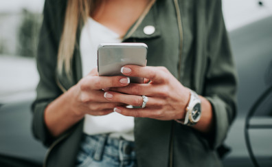 8af09e60 c524 4d8a bc0c 585efb326d28 Woman hand typing in the mobile outside 1098278352 6720x4480+4